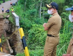 Tinjau Jembatan Putus, Bupati Trenggalek Instruksikan Ada Penanganan Kedaruratan
