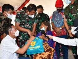 Danrem 081/DSJ dan Dirut PT Exindo Wiratantra Perkasa Bagi Bansos di Nganjuk