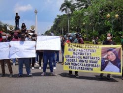 Gelar Aksi di Istana, Aliansi Peduli Rifa Handayani Minta Jokowi Pecat Airlangga Hartarto