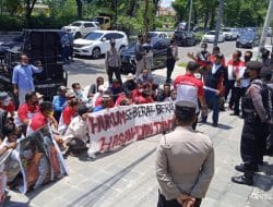 LSM LIRA dan Elemen Masyarakat Demo Pengadilan Tipikor Surabaya Menuntut Mantan Bupati Probolinggo Dihukum Berat