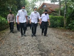 Dapat Laporan, Gus Ipin Tinjau Langsung Kerusakan Jalan Menuju Lokasi Wisata
