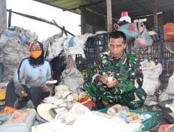 Dengan Alat Buatannya Sendiri, Prajurit TNI di Madiun ini Raup Cuan dari Limbah Plastik