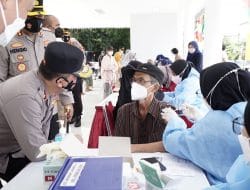 Kapolda Metro Tinjau Vaksinasi Anak dan Lansia di Alun Alun Bekasi
