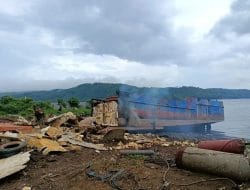 Warga Mengeluh Atas Pemotongan Kapal di Bibir Pantai