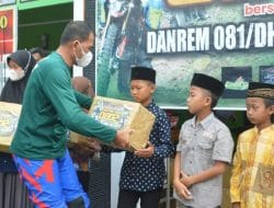 Danrem 081/DSJ Ajak Dandim Jajarannya Bagikan Bansos di Ponorogo