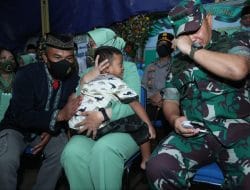 Tangis Haru Kasad Saat Mengunjungi Anak Sertu Eka, Korban Kebiadaban KKB Papua