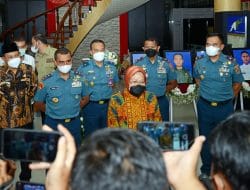 Mensos Didampingi Dankormar Serahkan Santunan untuk Keluarga Korban Penyerangan KKB di Papua