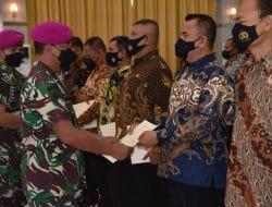 Dankormar Serahkan Tali Asih kepada Prajurit Purna Tugas