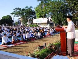 Bersama Masyarakat, Bupati Lampura Laksanakan Sholat Idul Fitri di Halaman Pemda