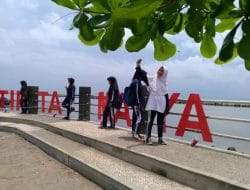 Pantai Tirtamaya Indramayu Masih jadi Destinasi Wisata Dipadati Pengunjung