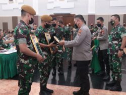 Kapolda Metro Berikan Penghargaan Kepada 2 Prajurit TNI yang Berhasil Menangkap Begal