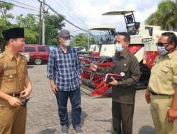Dorong Peningkatan Petani Trenggalek, Gus Ipin Serahkan Taxi Alsintan