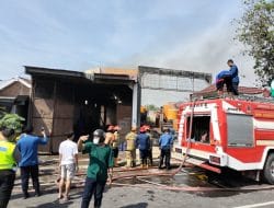 Gudang Bahan Kimia di Sidoarjo Terbakar, Seorang Karyawan Alami Luka Bakar