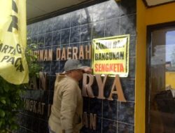 Protes Ahli Waris Tanah Ke Kantor DPD Partai Golkar Pacitan Masih Berlanjut.