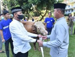 Prajurit Marinir Ksatrian Hartono Sholat Idul Adha Bersama Warga Sekitar