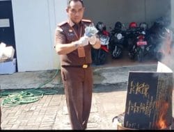 Selain Botol Miras, Kajari Purworejo juga Bakar Uang Kertas