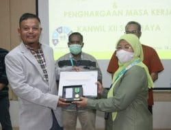 PT Pegadaian Kanwil XII Surabaya mengundang Sebelas Karyawan Penerima Medali dan Piagam Penghargaan Masa Kerja