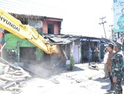 Gus Muhdlor Pimpin Langsung Pembongkaran Puluhan Bangunan Disepanjang Jalan Pertigaan Bangah – Aloha Sidoarjo