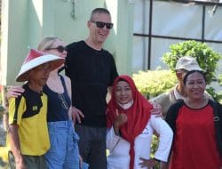 Bule dari Belanda ini Terpukau Lihat Serunya Lomba HUT ke-77 RI di Korem 081/DSJ