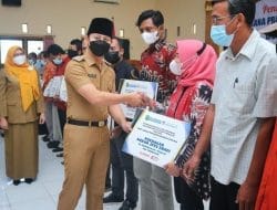 Peduli Warga Trenggalek Gus Ipin Serahkan Bantuan Perikanan