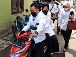 Jalan Sempit, Mensos Kunjungi Bayi Penderita Hidrosefalus di Cigudeg Bogor Naik Motor