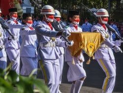 Siswi Keturunan Tionghoa Pembawa Baki Bendera Upacara HUT ke – 77 RI di Balai Kota Surabaya