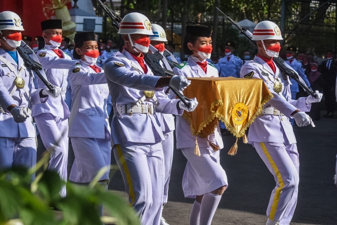 Siswi Keturunan Tionghoa Pembawa Baki Bendera Upacara HUT Ke - 77 RI Di ...