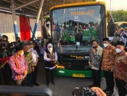 Gubernur Jawa Timur Launching Bus TransJatim di Sidoarjo
