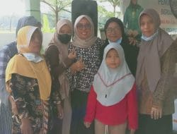 Hj Nur Nadlifah S.Ag M.M Anggota Komisi IX DPR RI Fraksi PKB Terima Kue Tart di Lokasi Sosialisasi Stunting