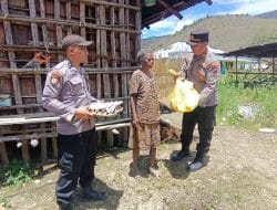 Dampak Kenaikan BBM, Polres Pegunungan Arfak Bagikan Sembako Kepada Masyarakat