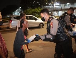 Patroli Presisi Polda Metro Jaya Bagikan Sembako di Malam Hari