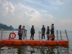 Ketua DPR RI Puan Maharani bersama warga Purwakarta Tebar 250 Benih Ikan