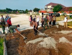 Kedekatan Anggota Koramil 15 Jenu, Bantu Warga Memperbaiki Jalan