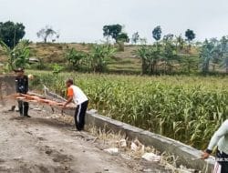 TMMD 115 Bojonegoro, Personel Satgas dan Warga Bangun Tembok Penahan Tanah