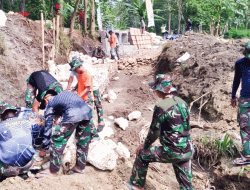 Antisipasi Longsor, Satgas TMMD 115 Bojonegoro bersama Warga Sekaran Percepat Pembangunan Bronjong