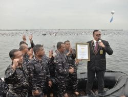 HUT TNI Ke-77, TNI AL Pecahkan Rekor MURI “Water Trappen” dengan 8.877 Peserta