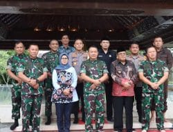 Danrem Kolonel Deni Dampingi Kasad Ziarah di Makam Bung Karno Blitar