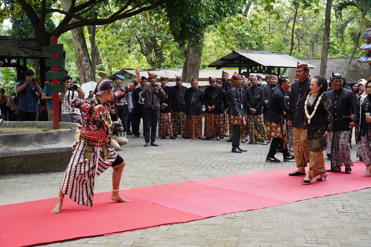 Kirab Api Abadi Dari Khayangan Api Ke Pendopo Malowopati Awali Kegiatan ...