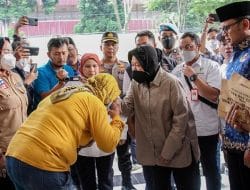 Pasca Longsor di Bogor, Mensos Berikan Santunan pada Keluarga Korban