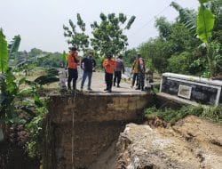 Gerak Cepat, BPBD Bojonegoro Berikan Penanganan Sementara Pasca Ambrolnya Jembatan Luwihaji