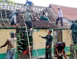 Peduli, Satgas TMMD 115 Kodim Bojonegoro bantu Perbaiki Rumah Warga