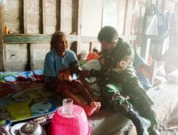Tak Hanya Layani Anggota, Tim Keslap Satgas TMMD 115 Kodim Bojonegoro juga berikan Layanan Kesehatan Warga
