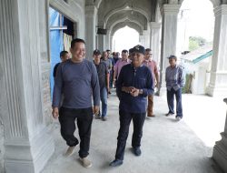 Bupati Asahan Bantu 200 Zak Semen Renovasi Masjid di Pulau Rakyat