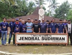 Dihari Pahlawan, DPD Partai NasDem Kab. Pacitan Bhakti Sosial Bersihkan Monumen Jendral Soedirman