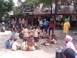 Guru Tidak Hadir, Pemuda Pancasila Ajak Anak-anak SDN Pondok Cina 1 Berkarya