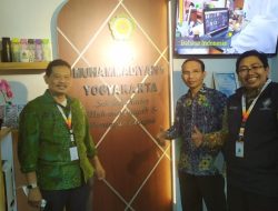 Menko PMK Kunjungi Stan SMA Muhi Yogyakarta