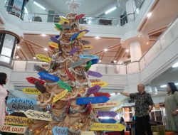 Sambut Natal 2022, Perpustakaan UK Petra Hadirkan Worldwide Christmas Tree