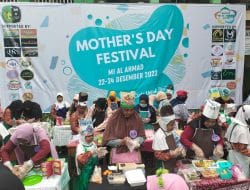 Peringati Hari Ibu, Sekolah MI Al Ahmad Krian Gelar Festival dan Bazar Amal