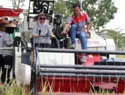 Bupati Bojonegoro Mencoba Langsung Bantuan Alsintan Berupa Combine Harvester