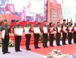 Raih Prestasi Membanggakan, Prajurit TNI AD Terima Penghargaan dari Panglima TNI